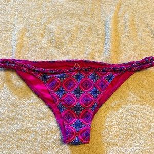 O’neill bikini bottom size medium. Pink multi, braided sides slight scrunch back